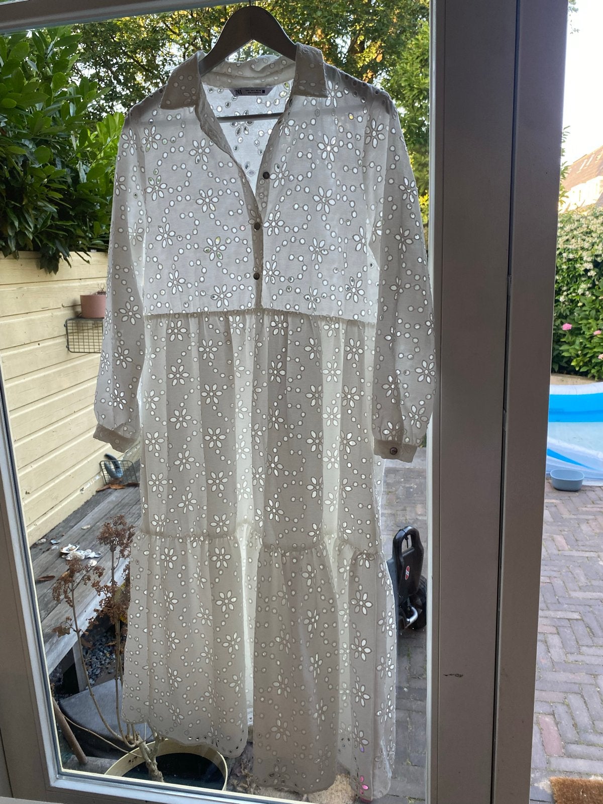Zara witte jurk maat L met broderie, Wit, Maat 42/44 (L), Ophalen of Verzenden, Zo goed als nieuw