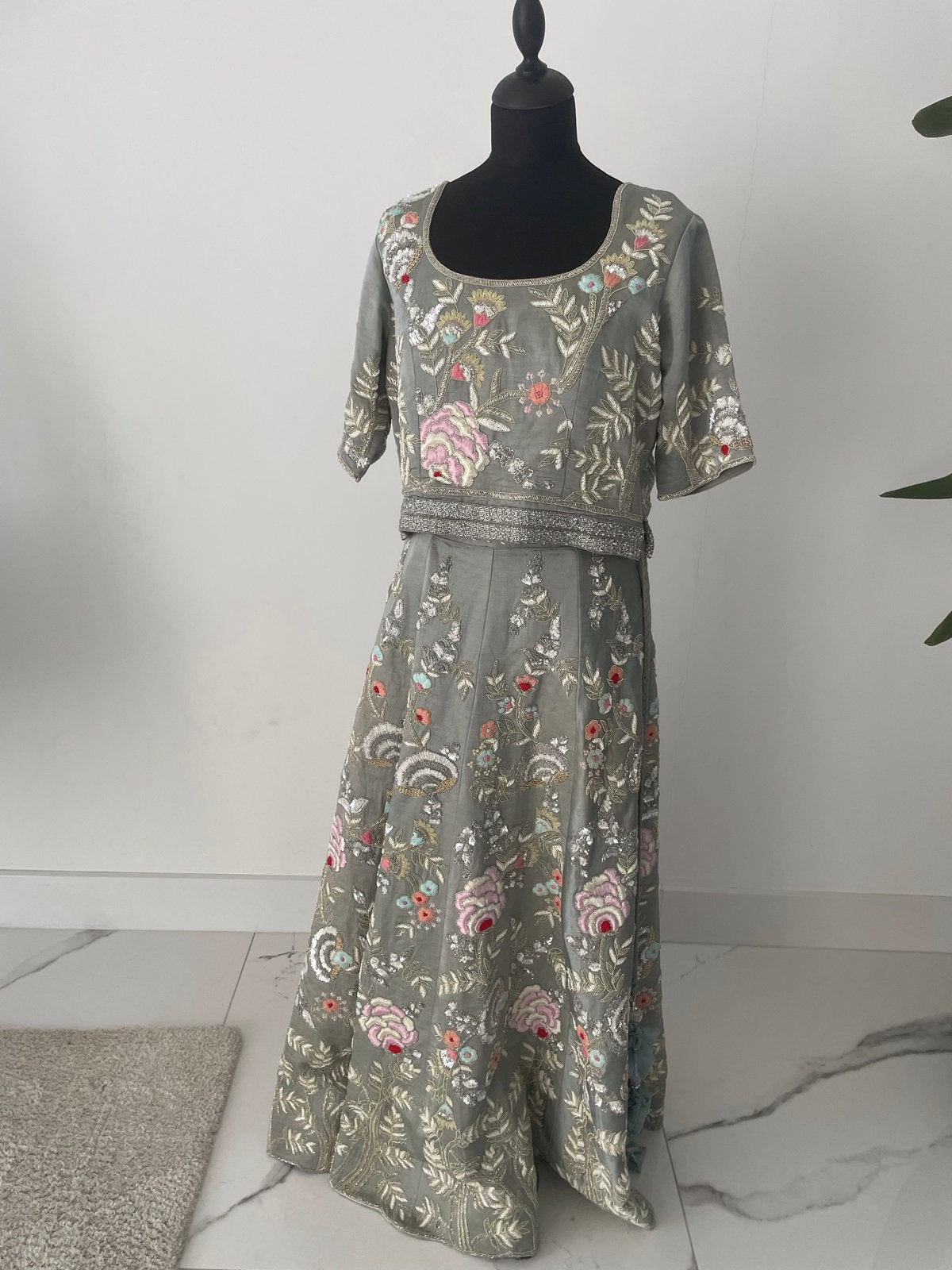 Prachtige Indiase Lehenga Set - als nieuw maat L, Maat 38/40 (M), Ophalen of Verzenden, Zo goed als nieuw, Onder de knie