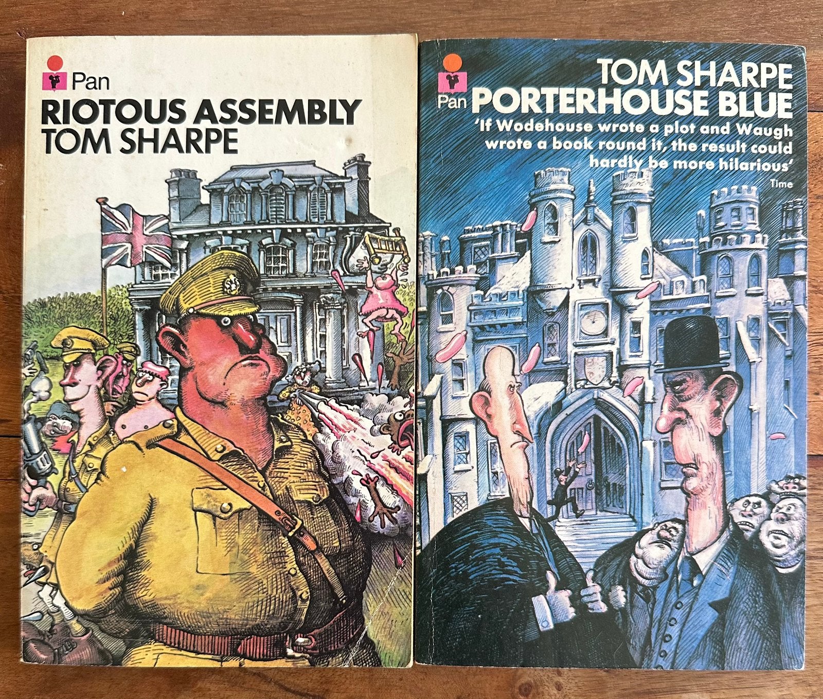 2x Tom Sharpe - Porterhouse Blue / Riotous Assembly, Boeken, Ophalen of Verzenden, Gelezen