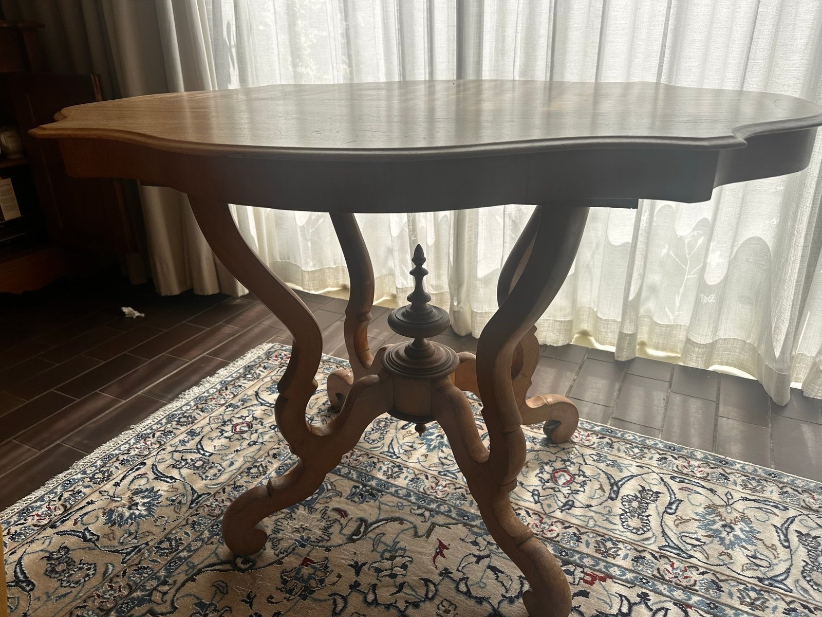 Antieke houten tafel met sierlijke poten, Ophalen