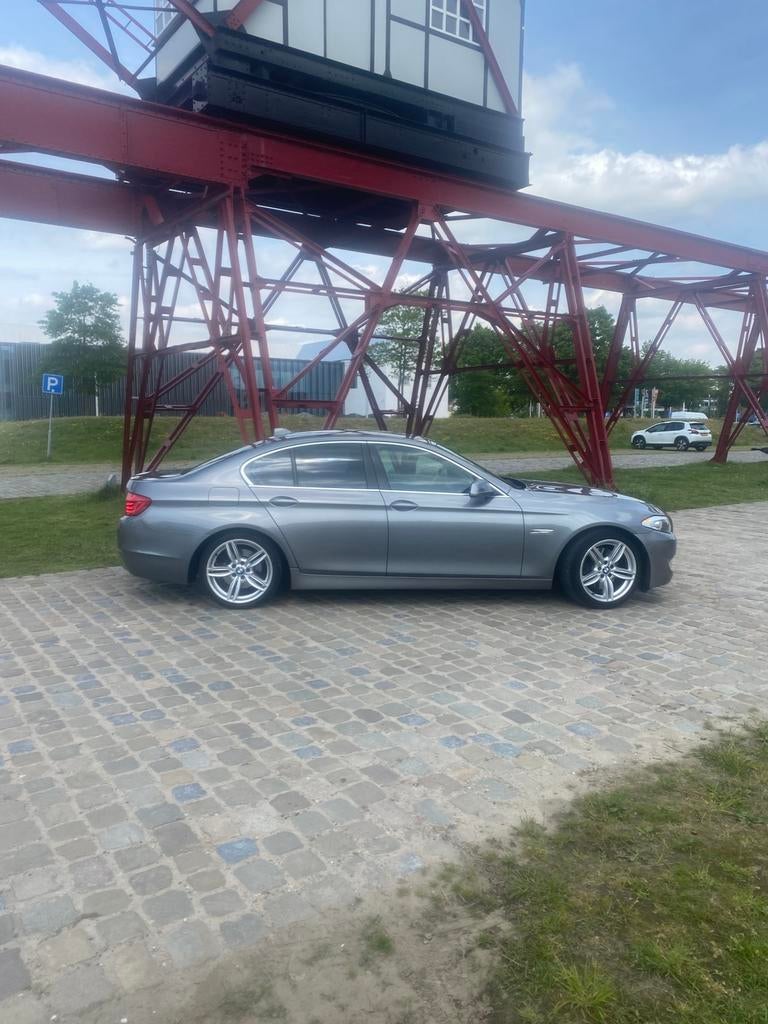 BMW 5-Serie 3.0 I 528 AUT 2010 Grijs, Auto's, Achterwielaandrijving, Zwart, 2996 cc, Leder