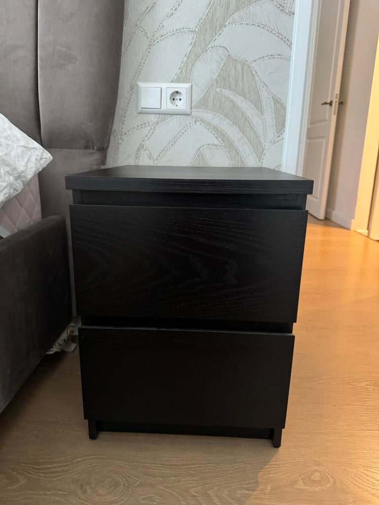 Zwart/ bruin nachtkastje met twee lades, Gebruikt, Minder dan 45 cm, Ophalen of Verzenden, Minder dan 55 cm