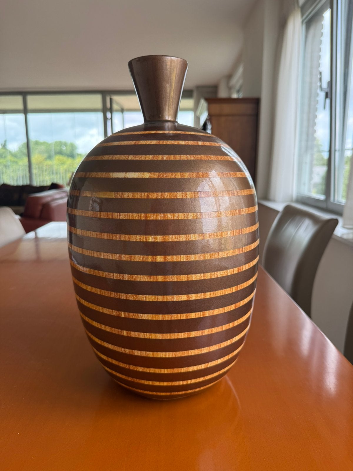 Grote keramische designvaas met bruin-goud streepmotief, Huis en Inrichting, Woonaccessoires | Vazen, Ophalen, Bruin, 44 cm, Zo goed als nieuw