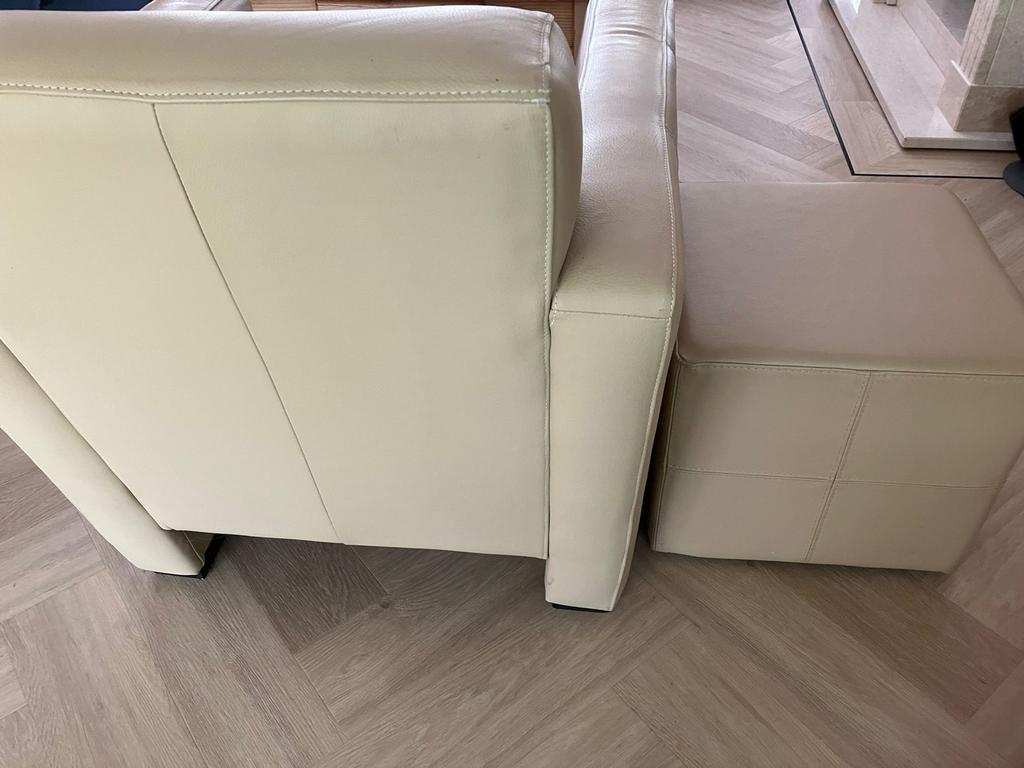 Leren fauteuil met poef - Crème, Ophalen of Verzenden, Zo goed als nieuw