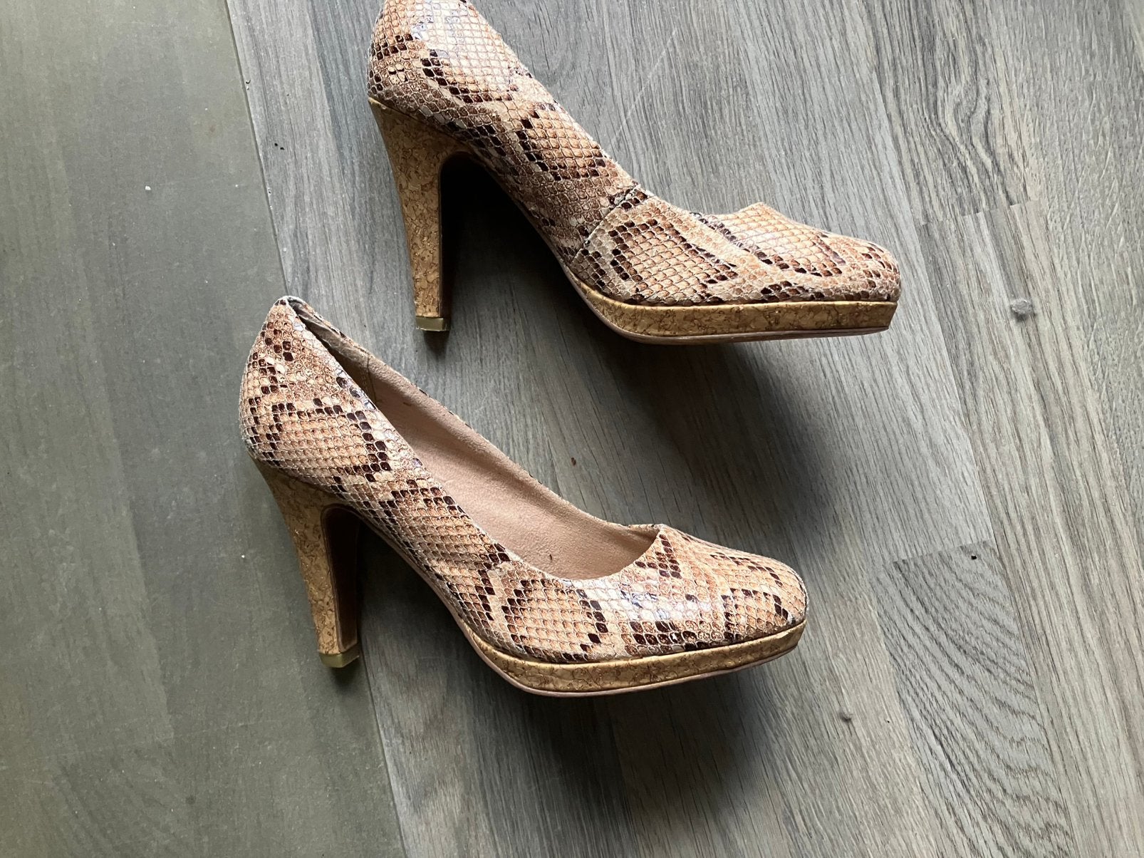 Bijna nieuwe leuke schoenen mt 39 hoge hak koopje, Sport en Fitness, Schaatsen, Ophalen of Verzenden, Zo goed als nieuw, IJshockeyschaatsen