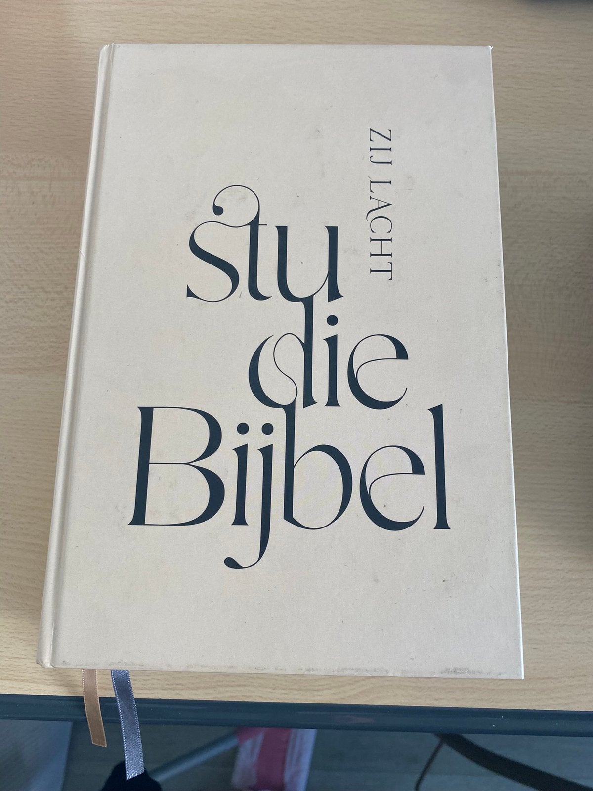 Zij lacht studiebijbel, Ophalen of Verzenden, Zo goed als nieuw, Christendom | Protestants