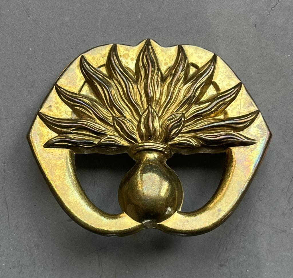 Baretembleem Grenadiers grote vlam, Ophalen of Verzenden, Landmacht, Nederland, Embleem of Badge