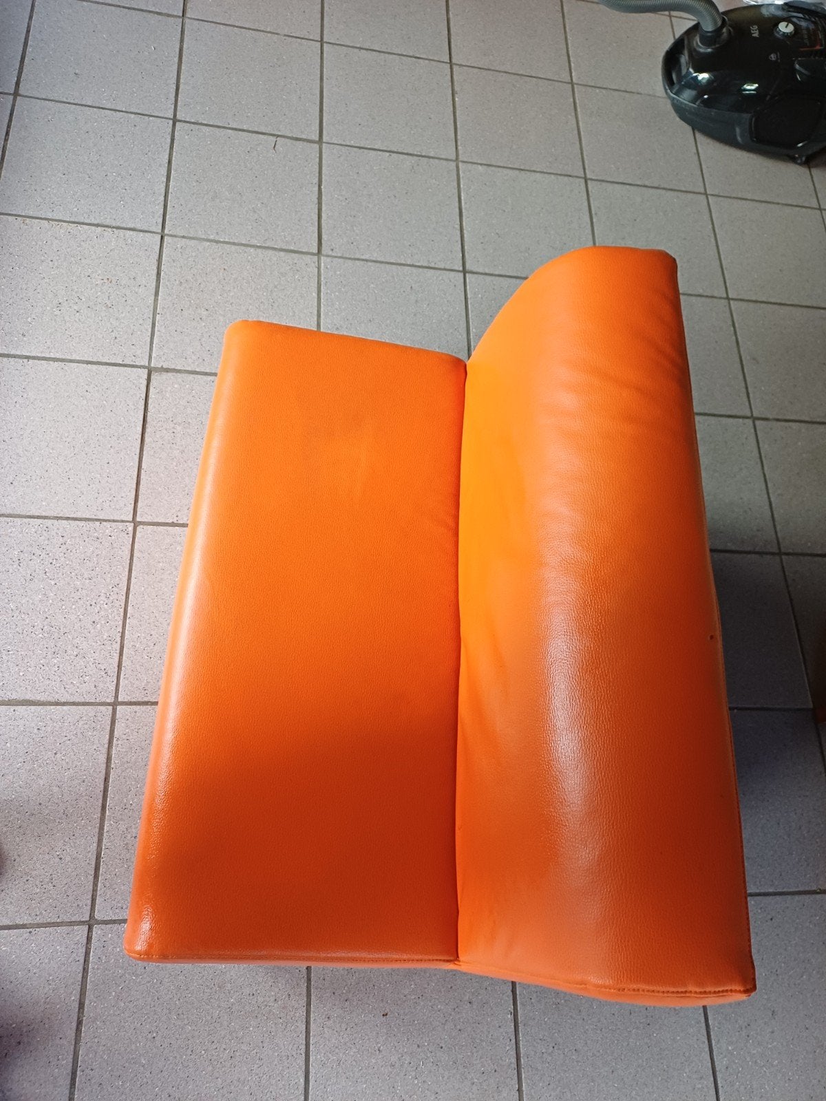 Leuke oranje kinderbank met lichte gebruikssporen, Kunststof, Gebruikt, Minder dan 75 cm, Tweepersoons
