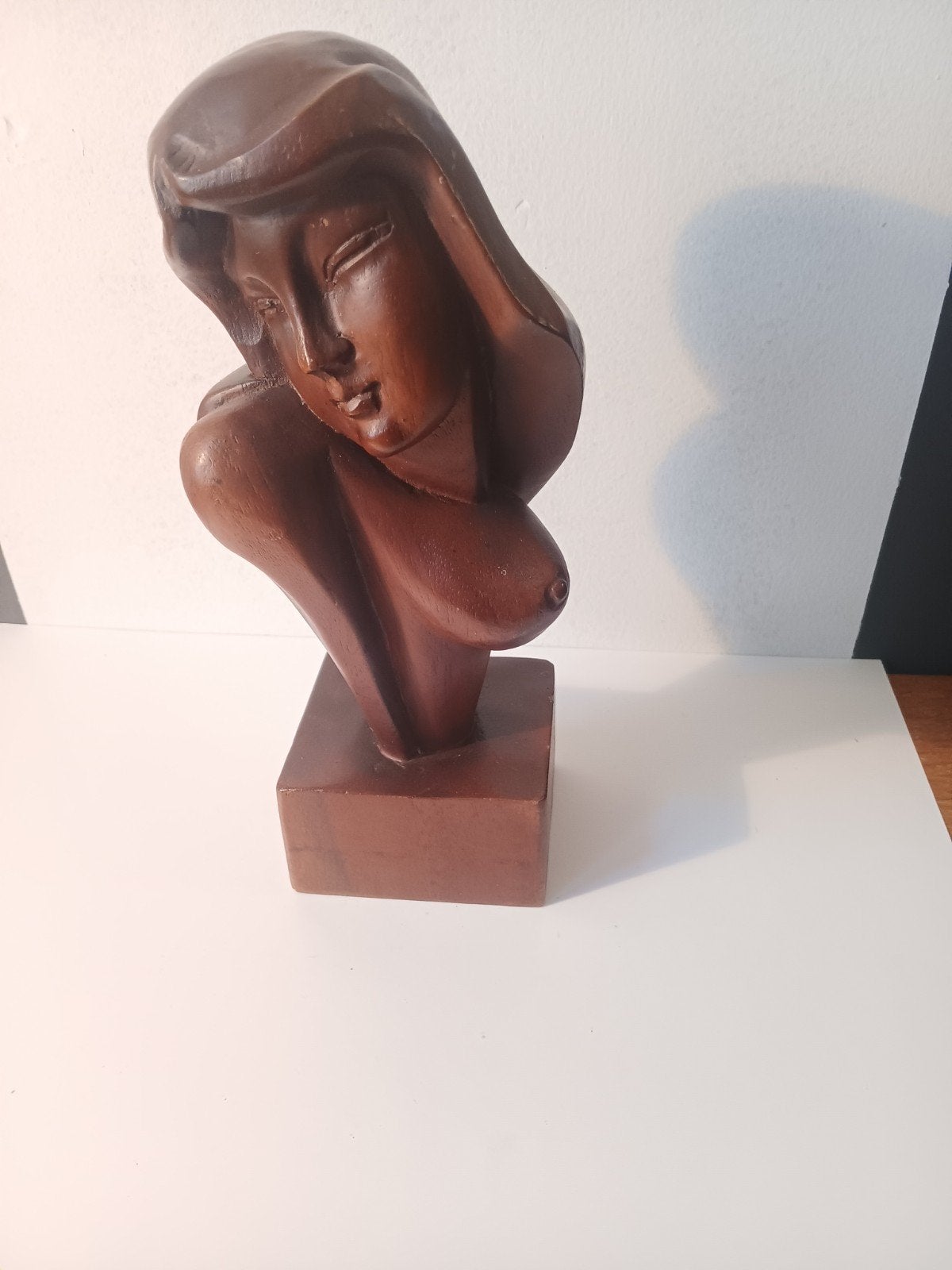 Art Deco Beeld van Hardhout - Elegante Vrouwenbuste, Art deco, Buste, Ophalen of Verzenden, 20 - 50 cm