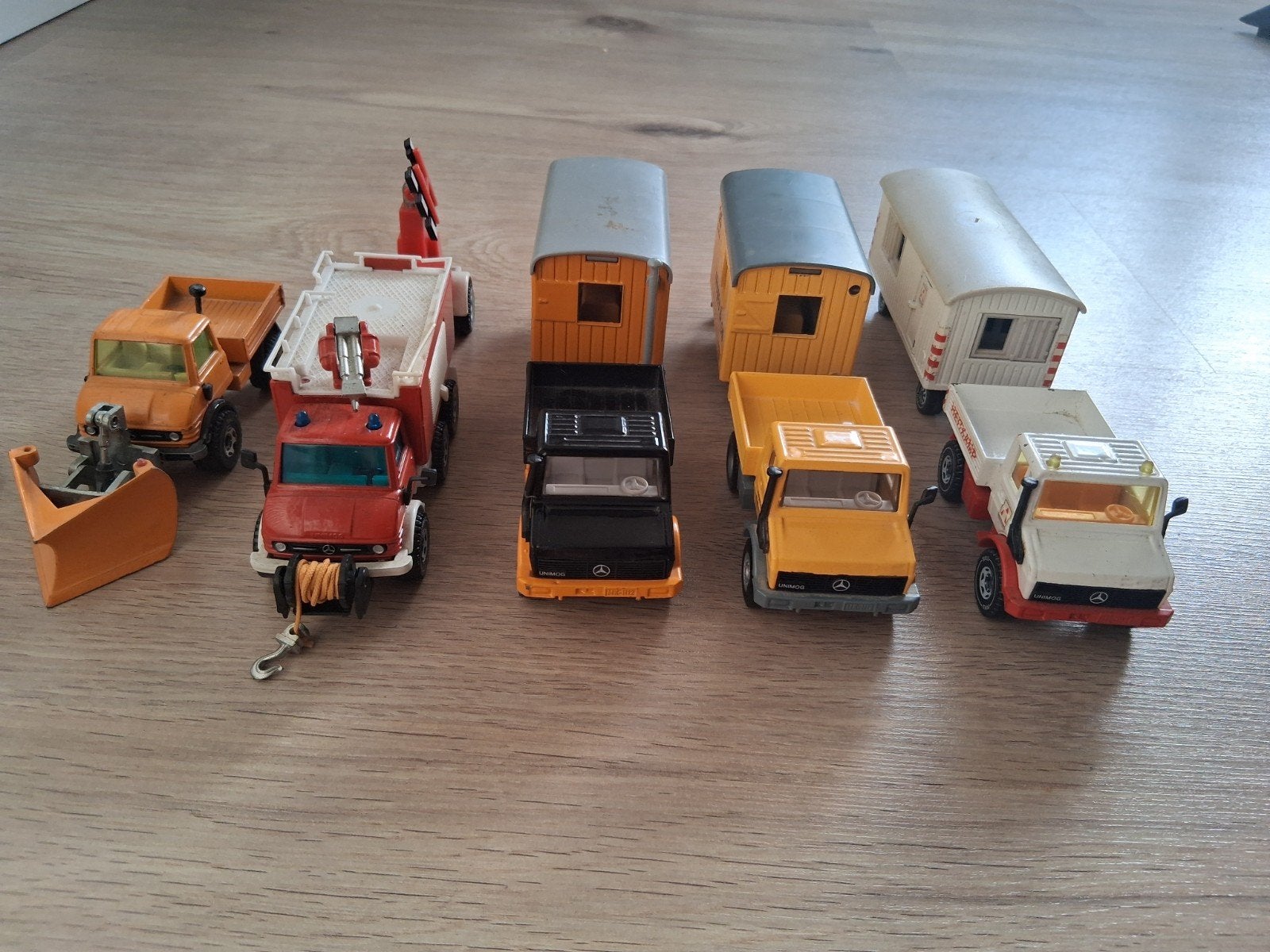 siku unimog met bouwketen brandweer sneeuwschuif, Hobby en Vrije tijd, Modelauto's | 1:50, Ophalen of Verzenden, Bus of Vrachtwagen