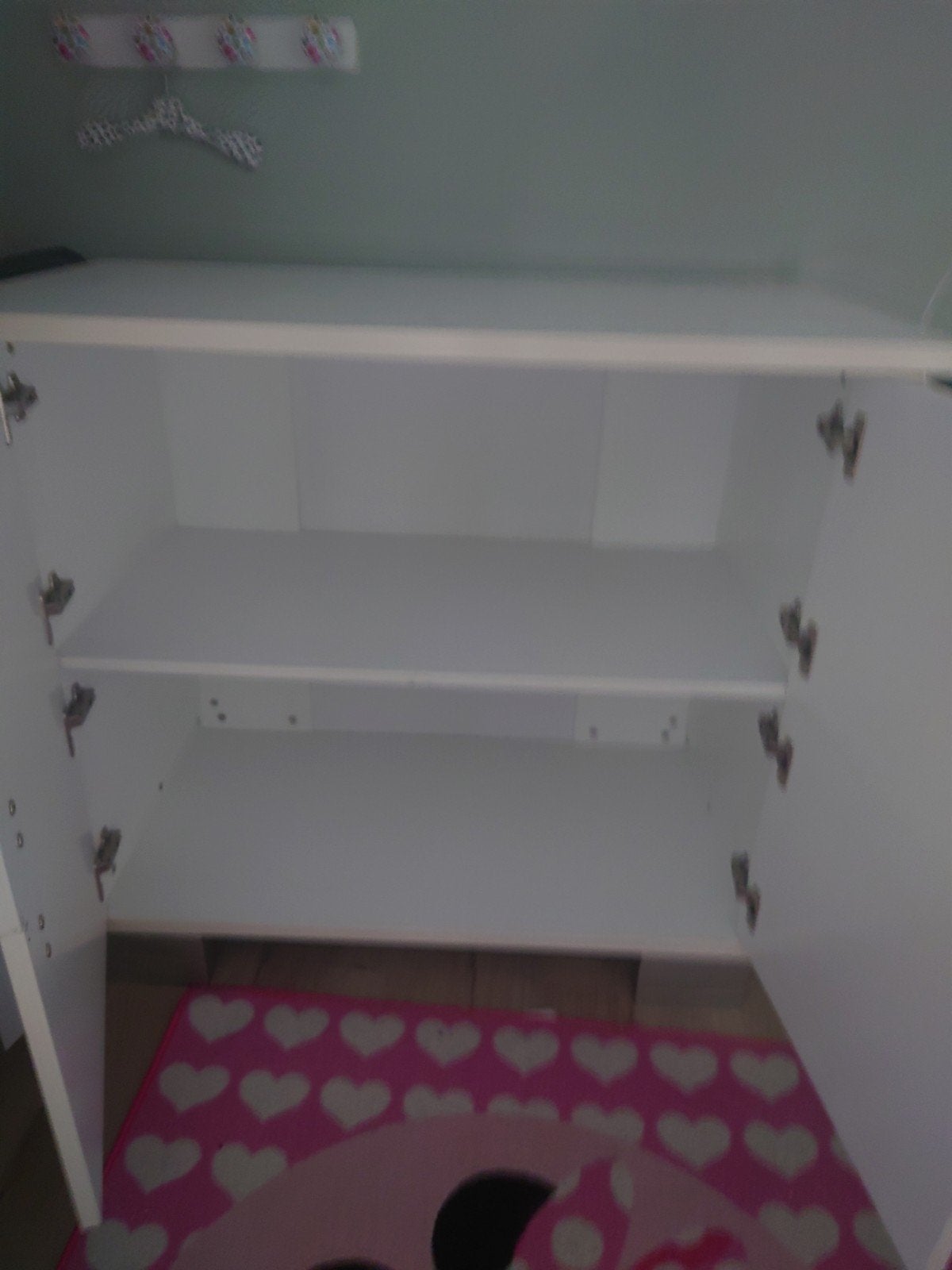 Foto 3 van Witte commode met  deuren en legplank