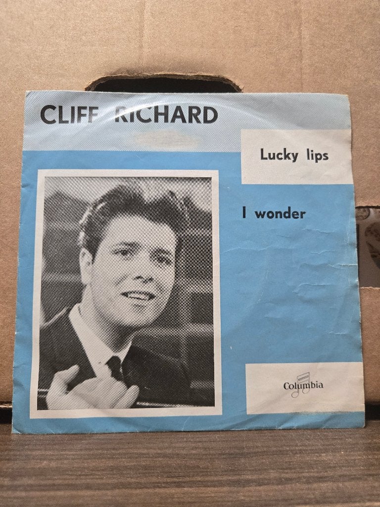 Cliff Richard - Lucky lips, Cd's en Dvd's, Vinyl Singles, Zo goed als nieuw, Pop, Beschermende buitenhoes, Fotohoes, 7 inch, Ophalen of Verzenden