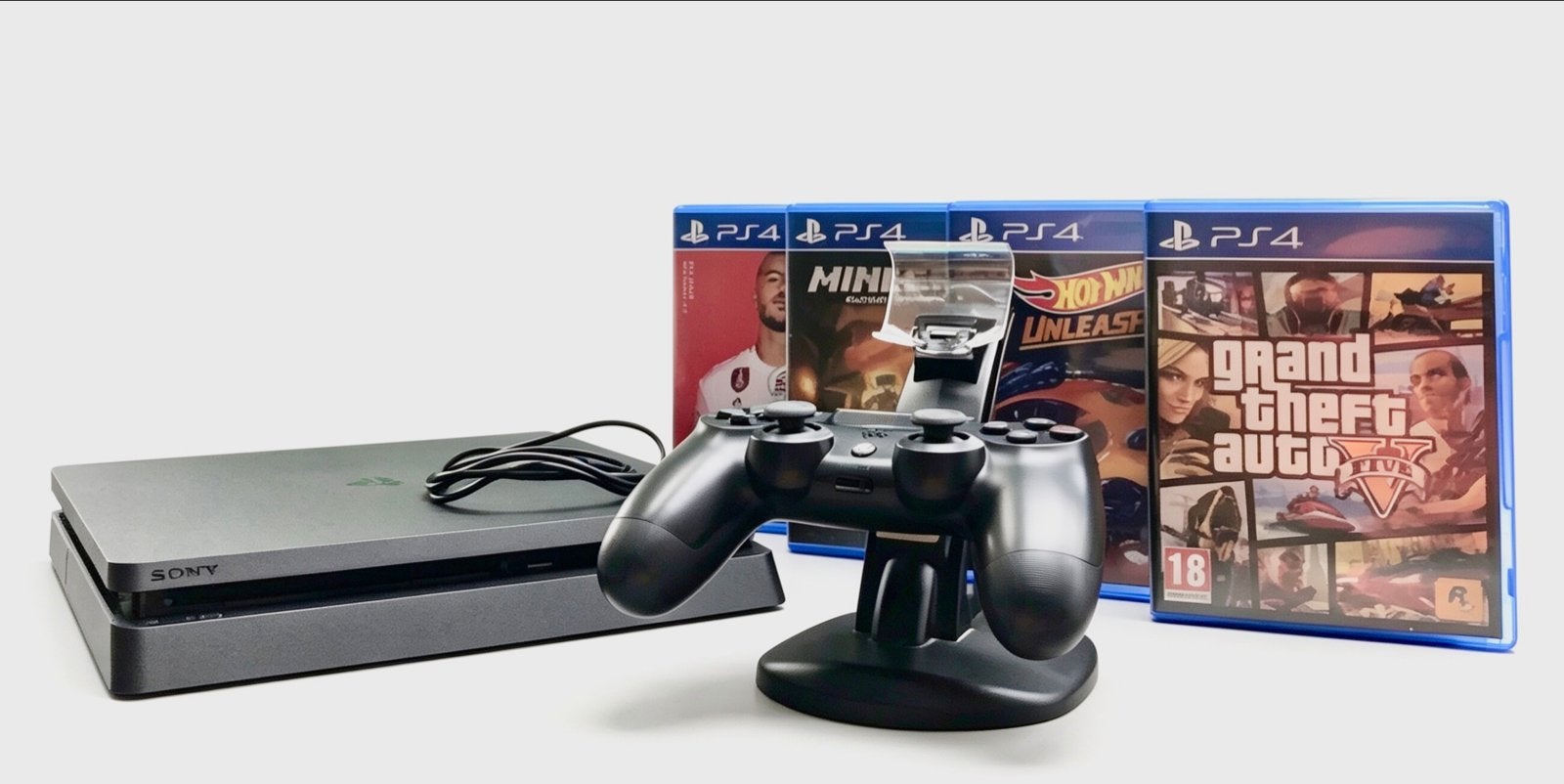 PS4 Slim in goede staat met controller, lader en 4 games, Met games, Ophalen of Verzenden, Zo goed als nieuw, Met 1 controller