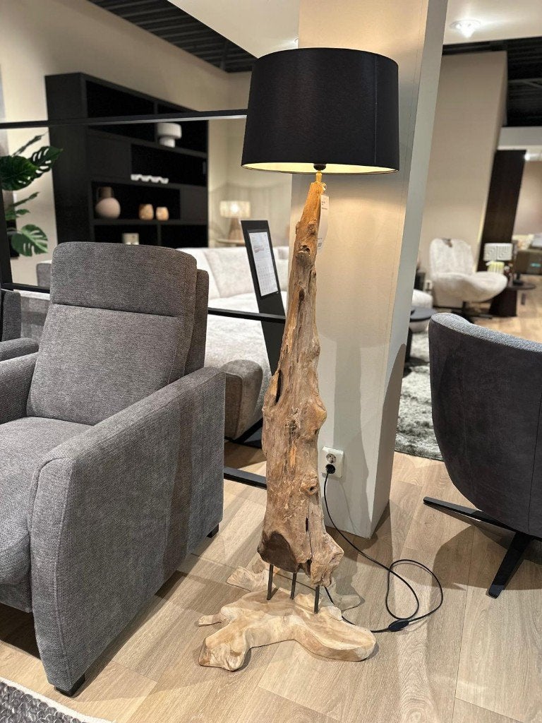 STAANDE LAMP MET HOUTEN VOET VAN €195,- VOOR €85,-, Ophalen, Sommelsdijkse haven 19, Visser Meubelen, Nieuw