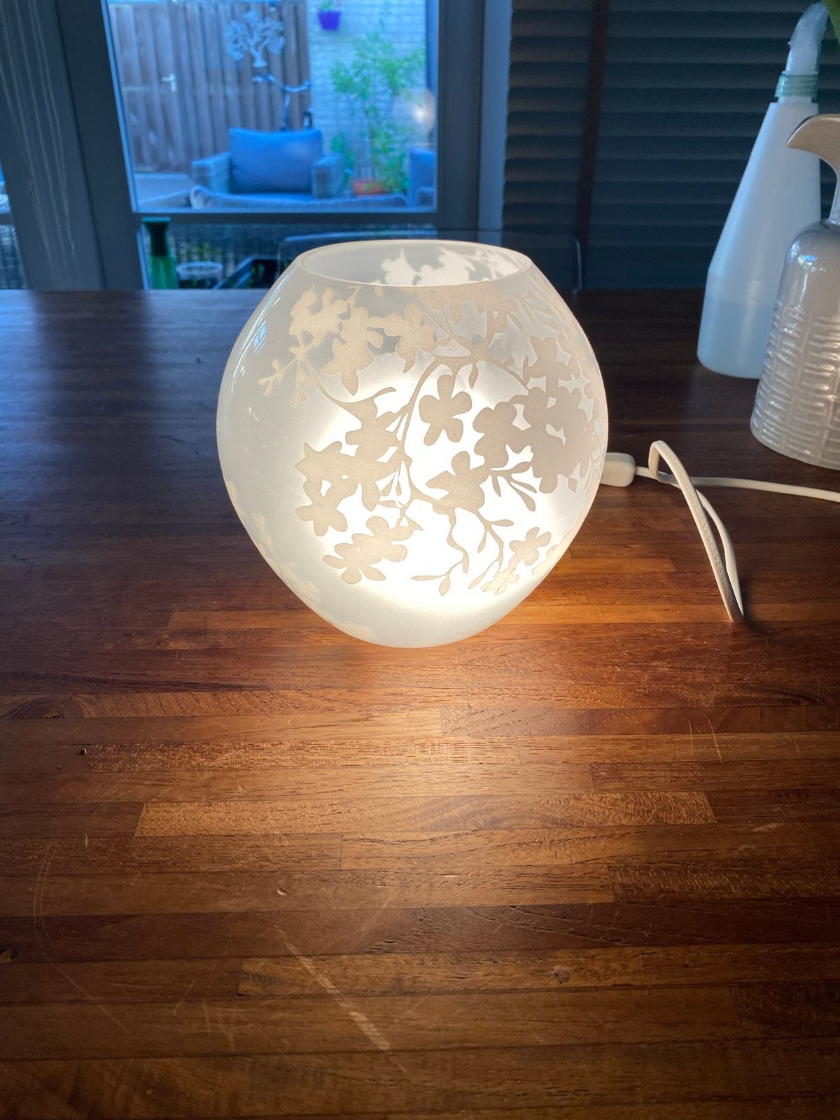 Sfeervolle glazen Ikea tafellamp met bloemmotief, Ophalen of Verzenden, Zo goed als nieuw, Glas