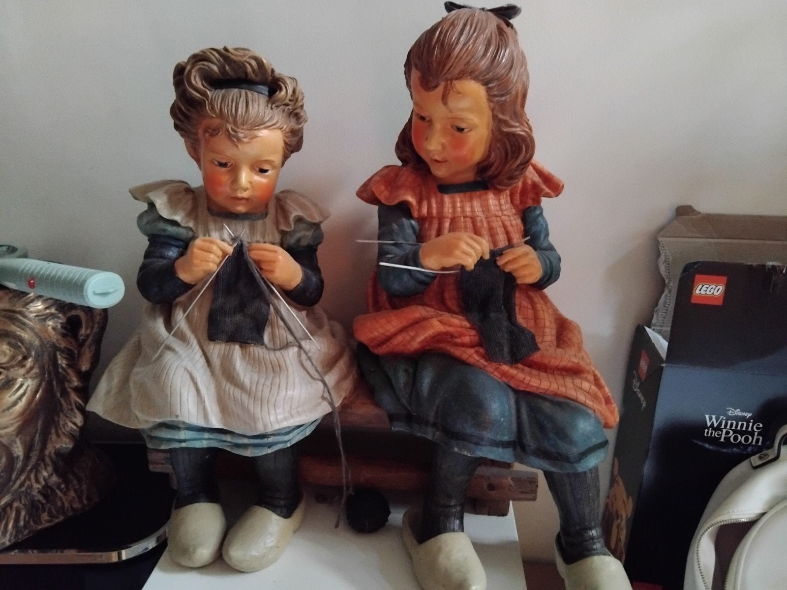 Beeldje breiende meisjes - Vintage decoratie, Ophalen, Zo goed als nieuw, Mens