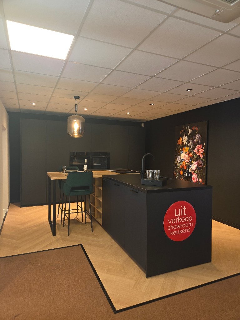 Luxe Showroomkeuken Zwart – Compleet met Eiland & apparatuur, Ophalen, Zwart, Overige typen, Graniet of Steen