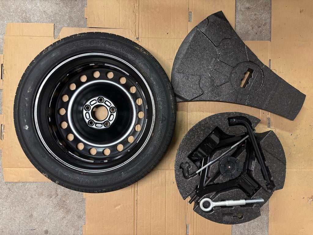 Volvo thuiskomertje - Reservewiel met krikset - T125/80R17, Ophalen of Verzenden, Nieuw