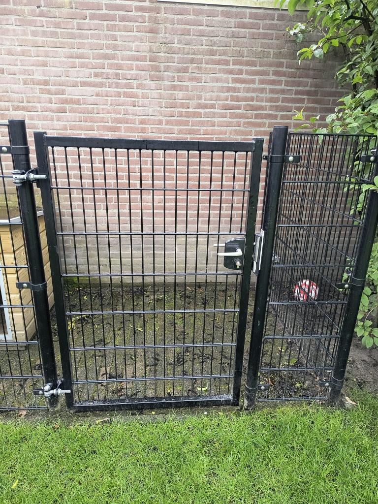 Hek met deur voor hondenhok, Ophalen, Zo goed als nieuw, 110 cm of meer, 100 cm of meer