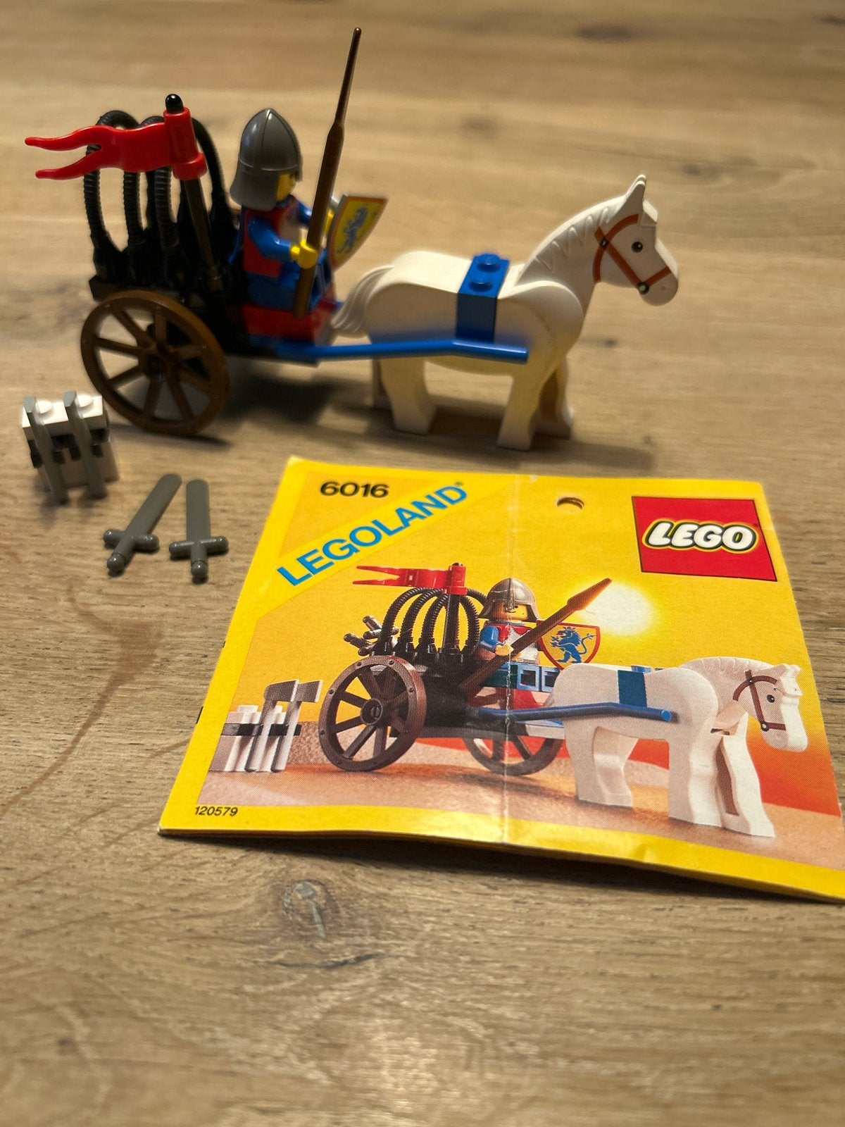 Lego 6016 Ridder Knight’s Arsenal compleet met boekje, Gebruikt, Lego, Ophalen of Verzenden, Compleet