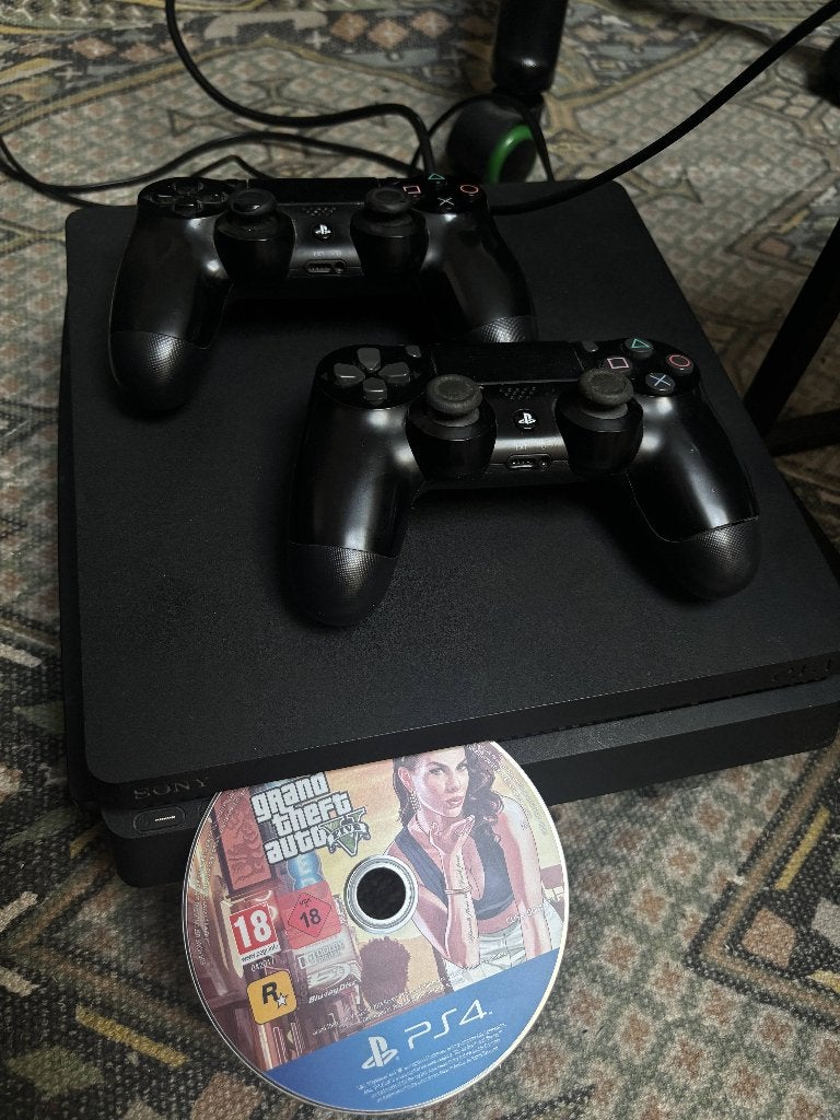 PlayStation 4 Slim 1TB + 2 controllers + GTA V, Met 2 controllers, Ophalen of Verzenden, 1 TB, Slim