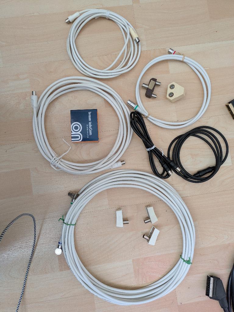Diverse coax kabels, splitters en connectors, Ophalen of Verzenden, Nieuw, Minder dan 2 meter, Coaxiale kabel