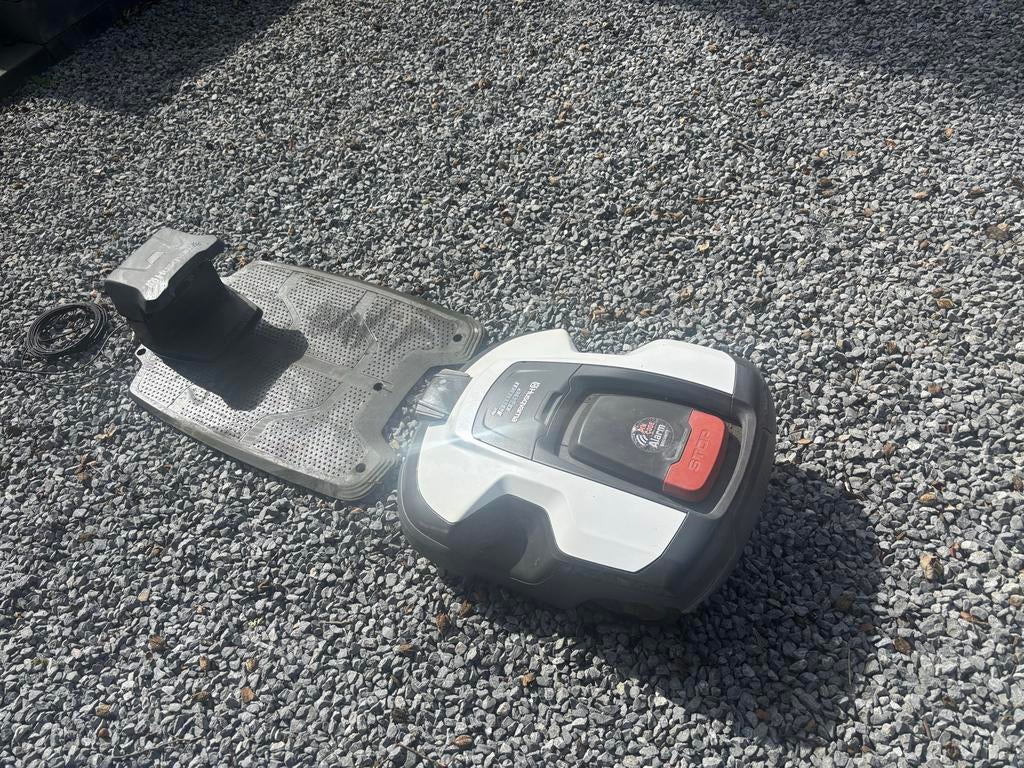 Husqvarna Automower 310 robotmaaier, Tuin en Terras, Robotmaaiers, Ophalen, Gebruikt, 20 tot 25 cm, Bestuurbaar via app