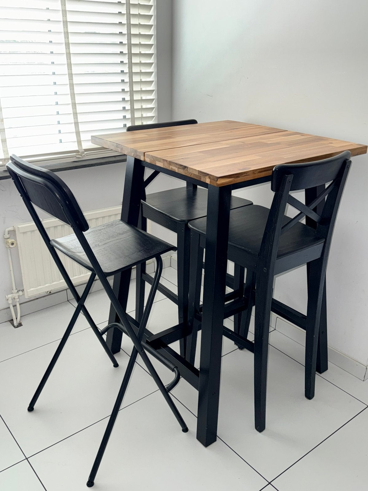 IKEA SKOGSTA bartafel + 4 barstoelen, Huis en Inrichting, Ophalen, Zo goed als nieuw