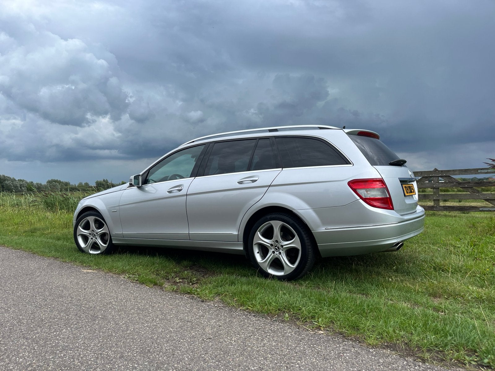Zeer nette 100% dealer onderhouden Mercedes C180 station, Achterwielaandrijving, 1800 kg, Zwart, 1445 kg