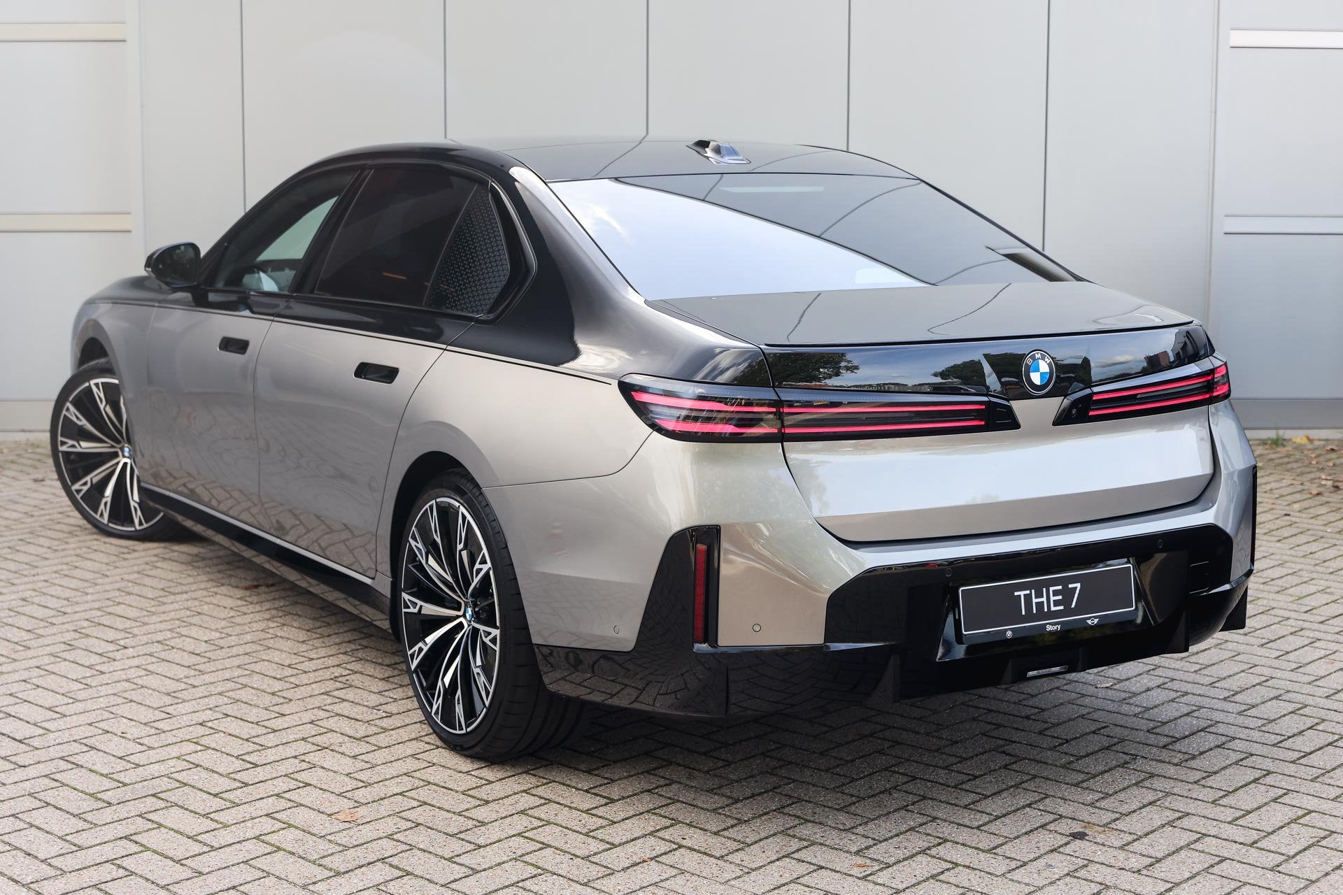 BMW i7 50 xDrive M Sport / Panoramadak Sky Lounge / Trekhaak, Auto's, Automaat, Dealer onderhouden, Zwart, 2670 kg
