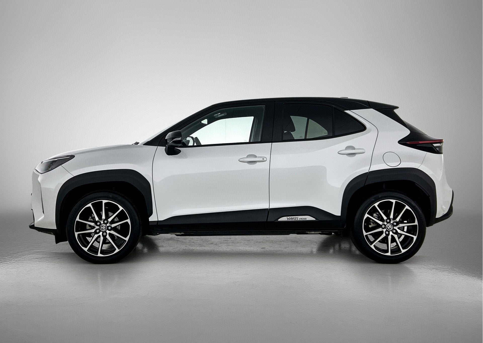 Toyota Yaris Cross 1.5 Hybrid GR Sport | BTW voertuig | Head, Auto's, Gebruikt, 116 pk, Wit, 1490 cc