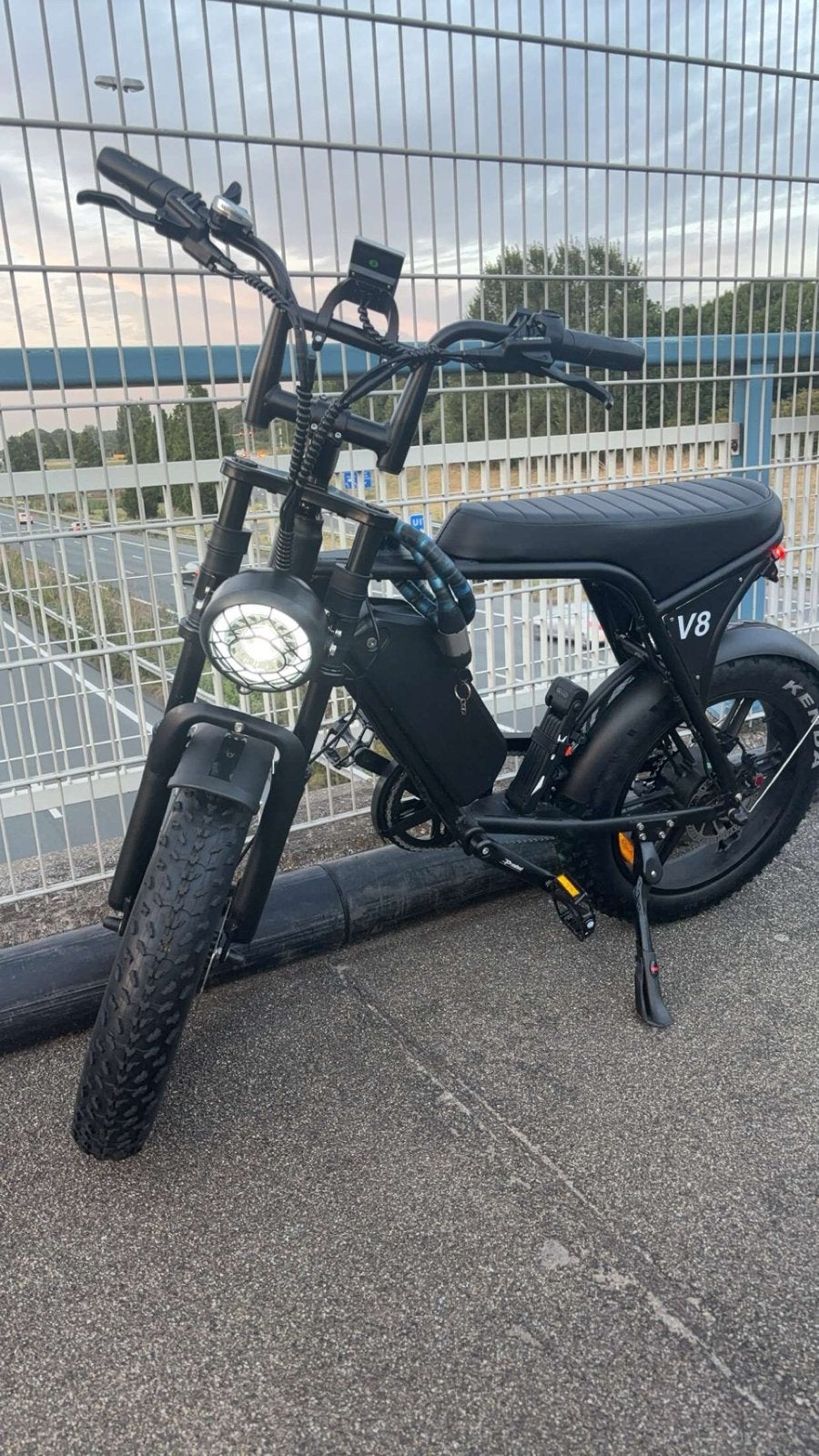 V8 E-bike met dubbele accu - remmen en trappers defect, Ophalen, Gebruikt, 50 km per accu of meer, Overige merken