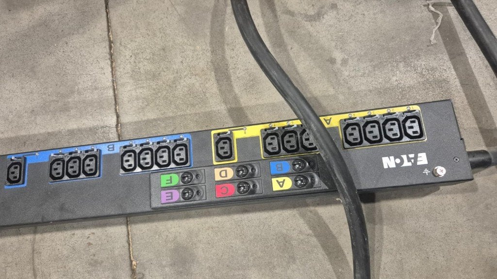 3x Eaton serverkast PDU / stroomverdeler – prof. rack PDU, Computers en Software, Ophalen, Gebruikt