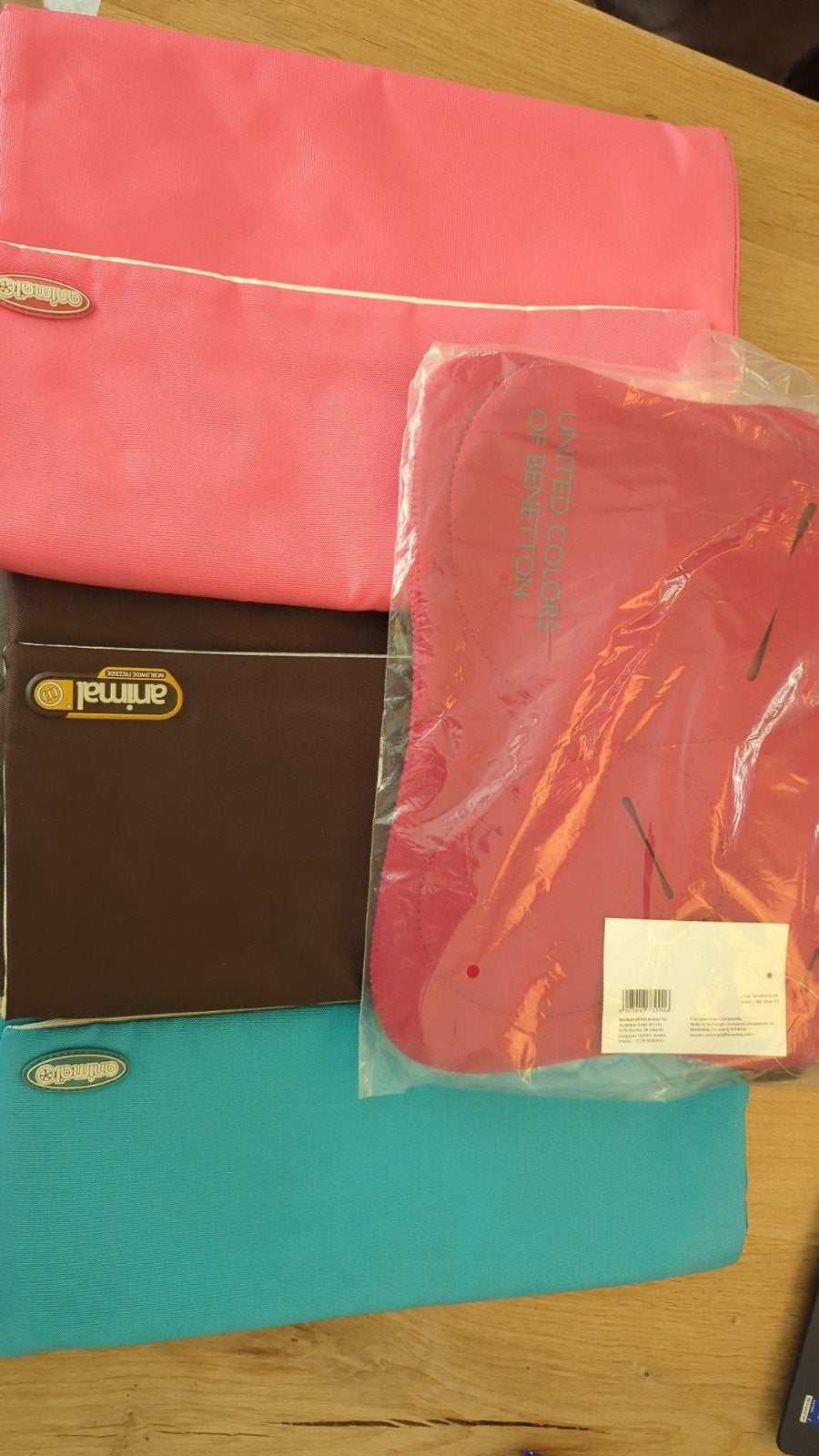 Laptophoezen: Animal (3x) & United Colors of Benetton (1x), Gevoerd laptopvak, Zo goed als nieuw, Laptophoes, Overige merken