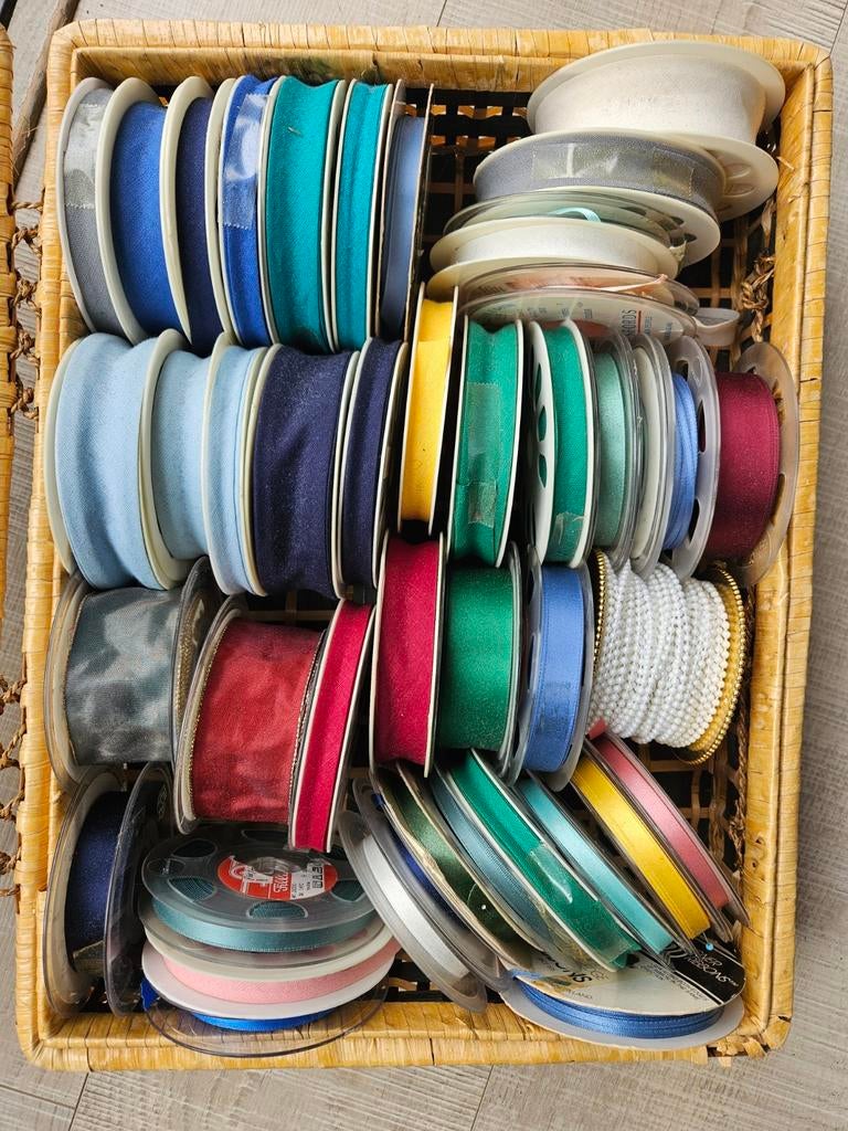Grote collectie linten en banden in diverse kleuren, Ophalen of Verzenden, Gebruikt, Lint, Band of Elastiek