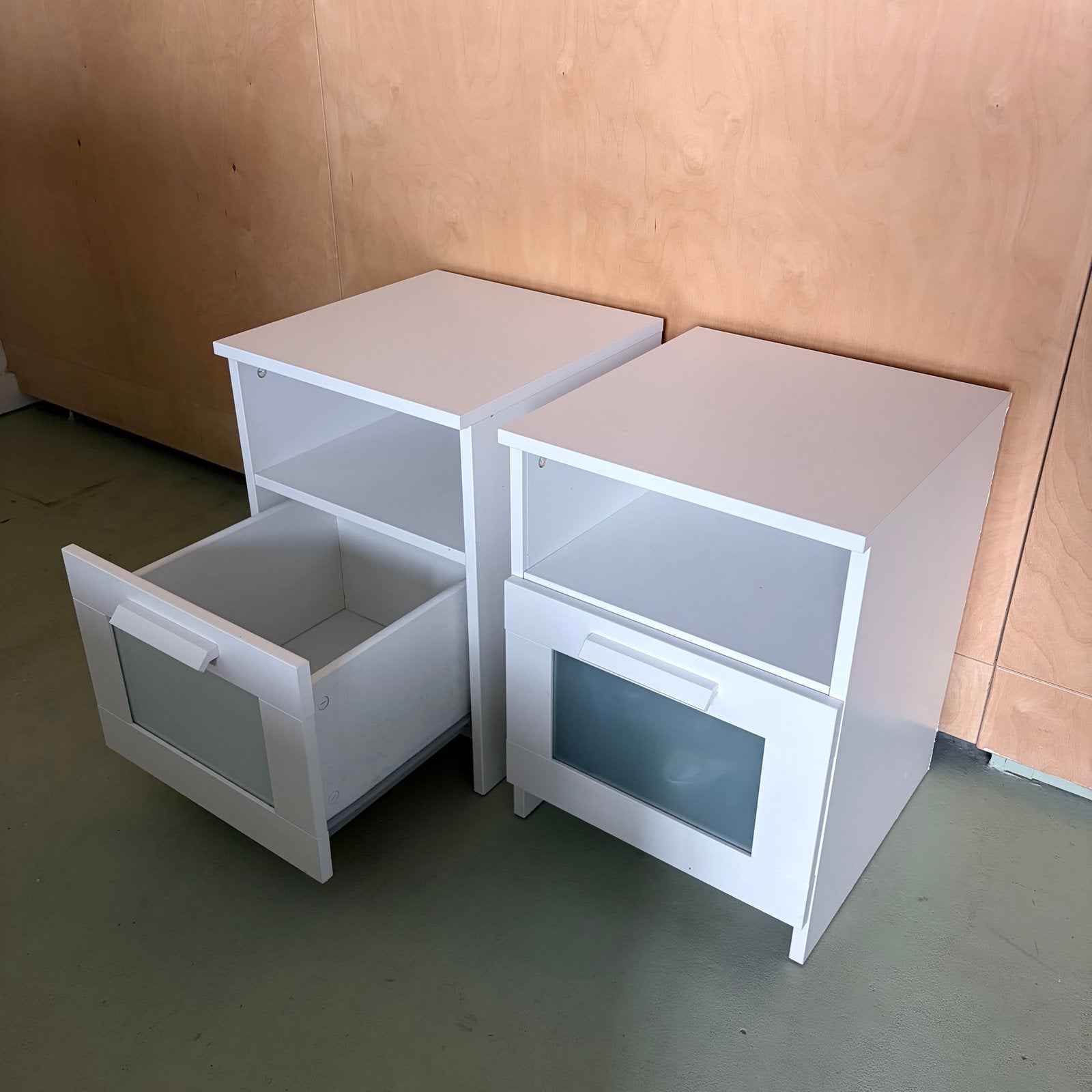 IKEA BRIMNES Set van 2 witte nachtkastjes met lades & vakje, Ophalen, Gebruikt, Minder dan 45 cm, Minder dan 55 cm