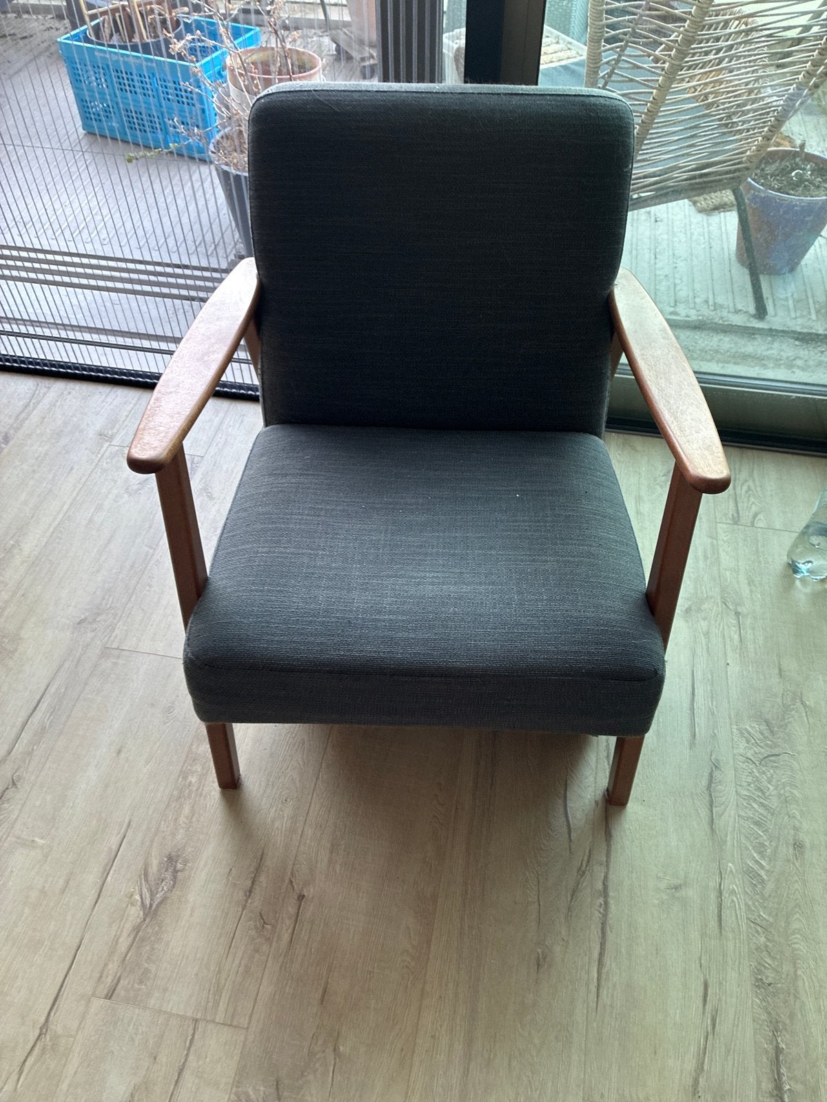 IKEA EKENÄSET fauteuil - donkergrijs met houten frame, Huis en Inrichting, Fauteuils, Gebruikt, Hout, 50 tot 75 cm, 75 tot 100 cm