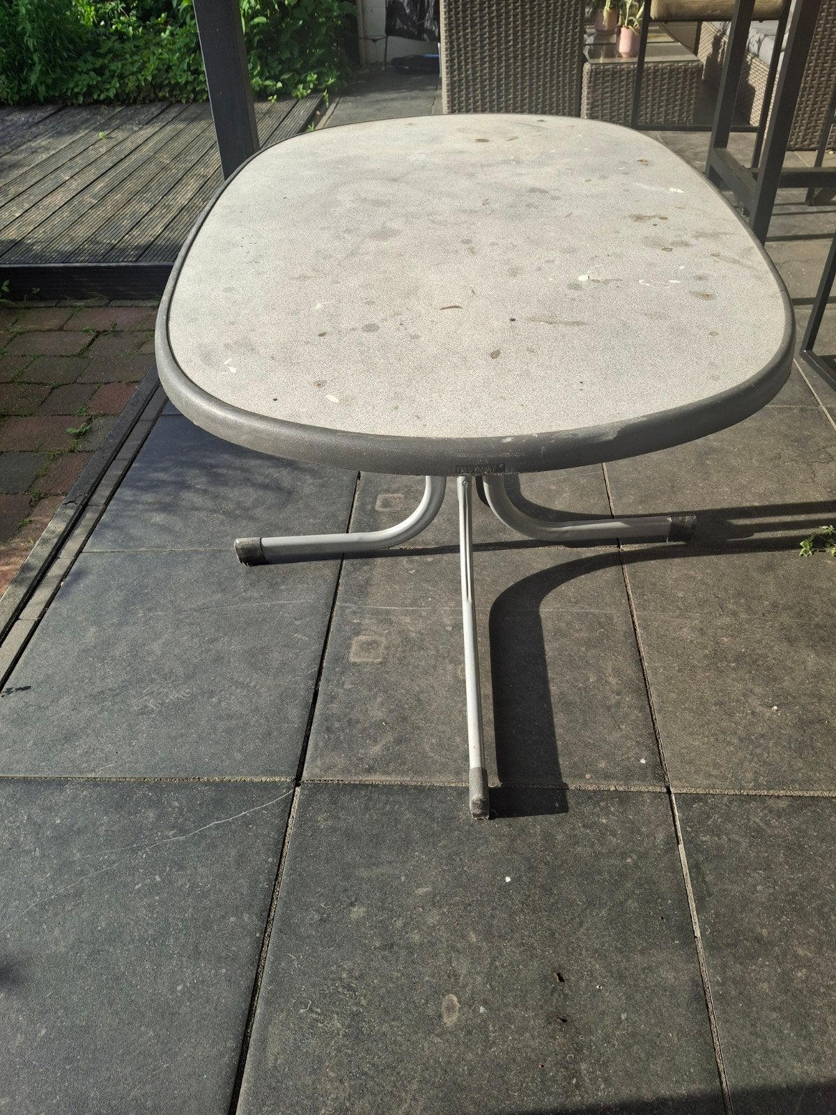 Ovale tuintafel met metalen onderstel, Ophalen, Gebruikt, Ovaal, Metaal