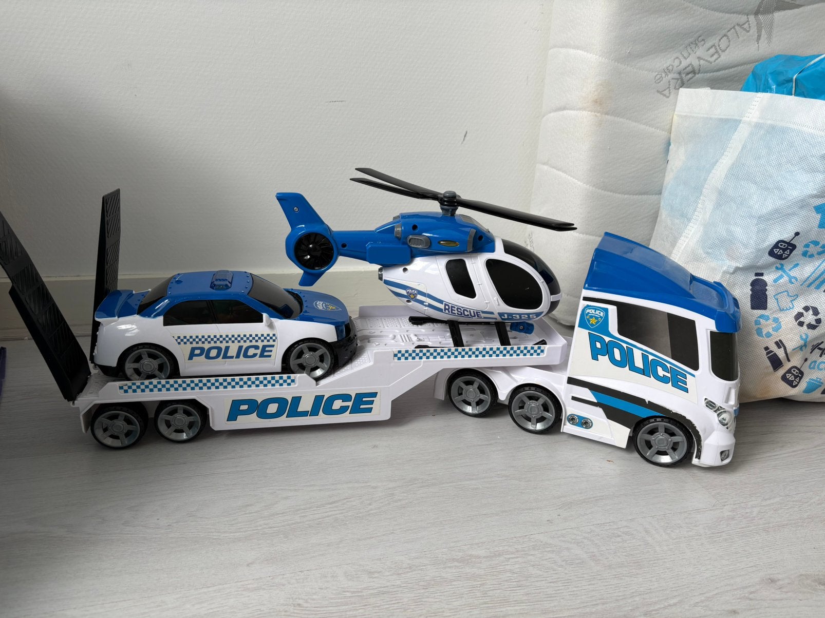 Vracht wagen met helikopter en policy auto, Ophalen, Zo goed als nieuw