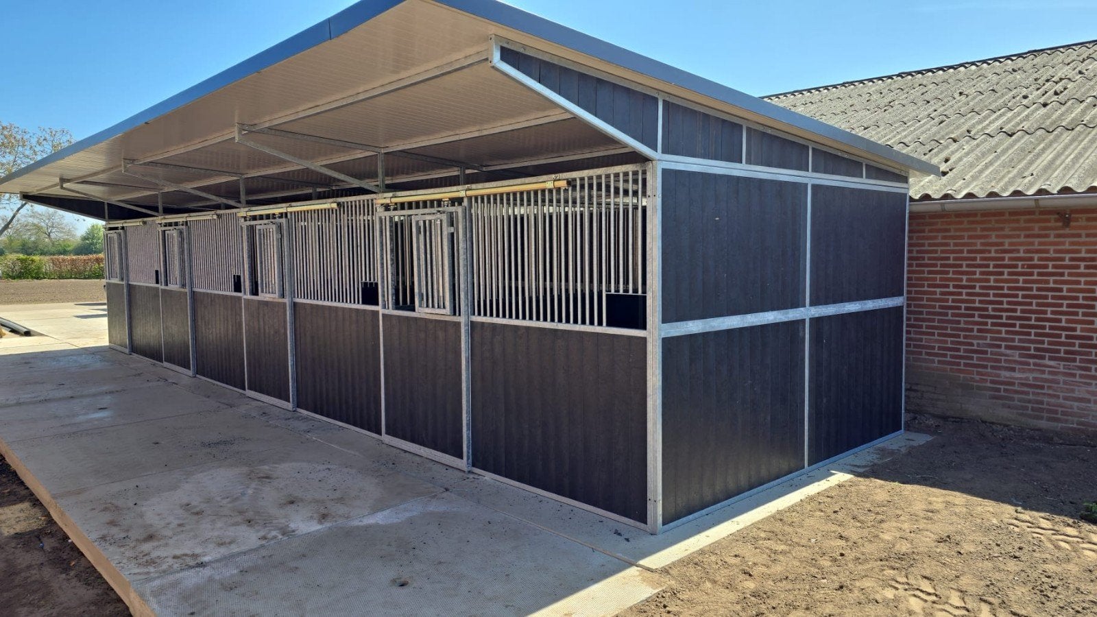NERGENS GOEDKOPER/ BUITENSTALLEN/ SCHUILSTAL/ PAARDENBOXEN .