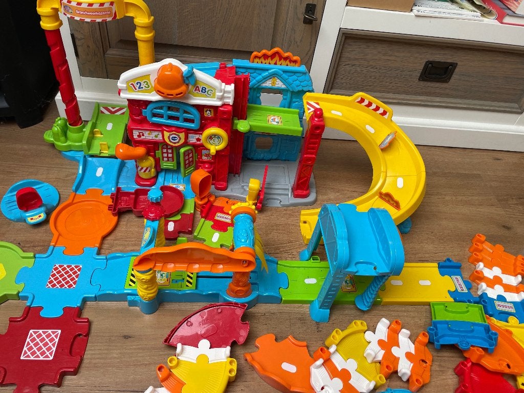 Vtech toet toet Brandweerkazerne & autowasstraat & auto’s, Ophalen, Zo goed als nieuw, 2 tot 4 jaar