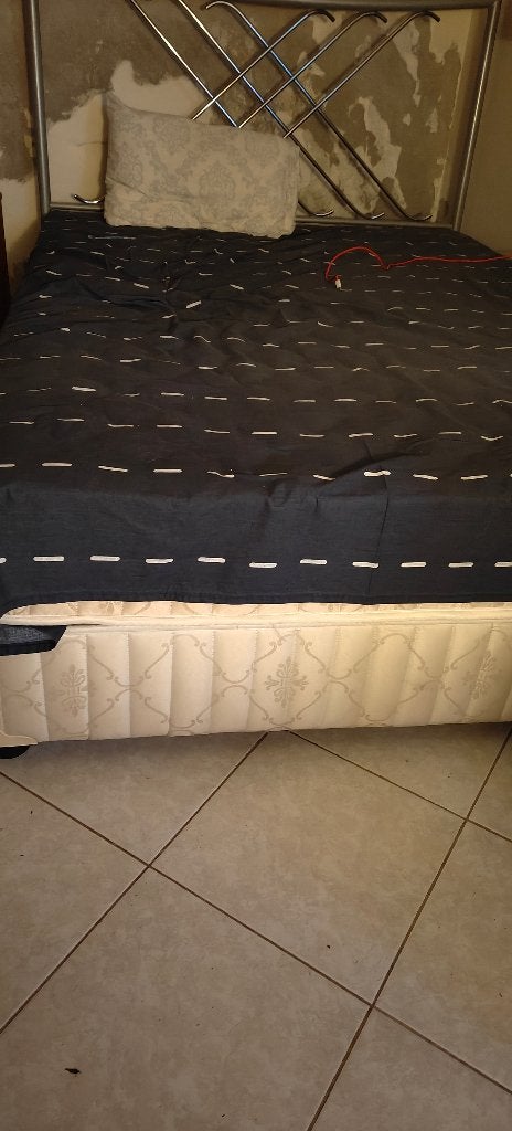 bed (het bed),Double bed, Huis en Inrichting, Gebruikt, Verzenden, Overige typen, Met pootjes