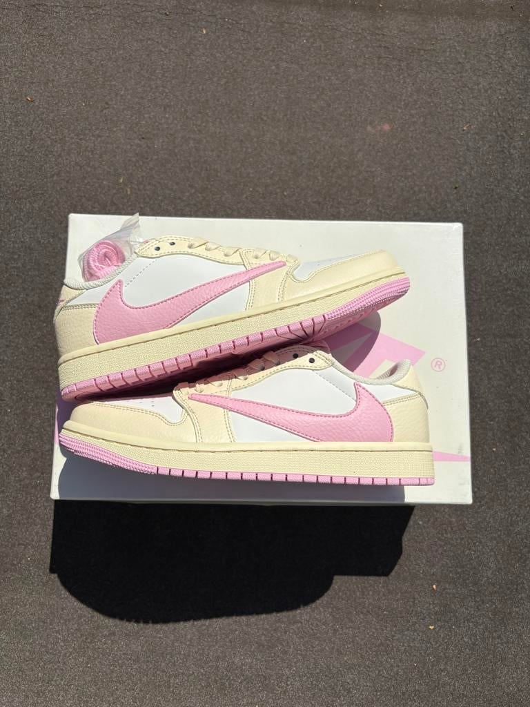 Travisscot shy pink, Nieuw, Ophalen of Verzenden, Sneakers of Gympen, Roze