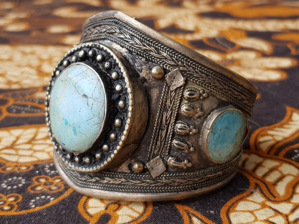 Prachtige antieke armband uit Nepal zilverbrons met stenen.