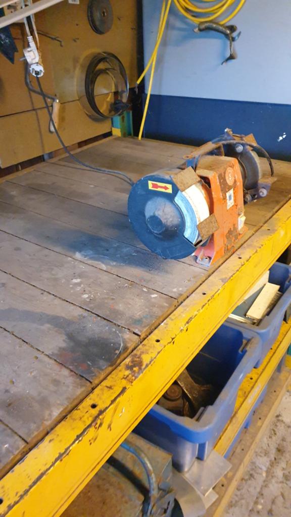 Degelijke werkbank magazijn stelling, Ophalen, Gebruikt, 1200 watt of meer, Cirkelzaag