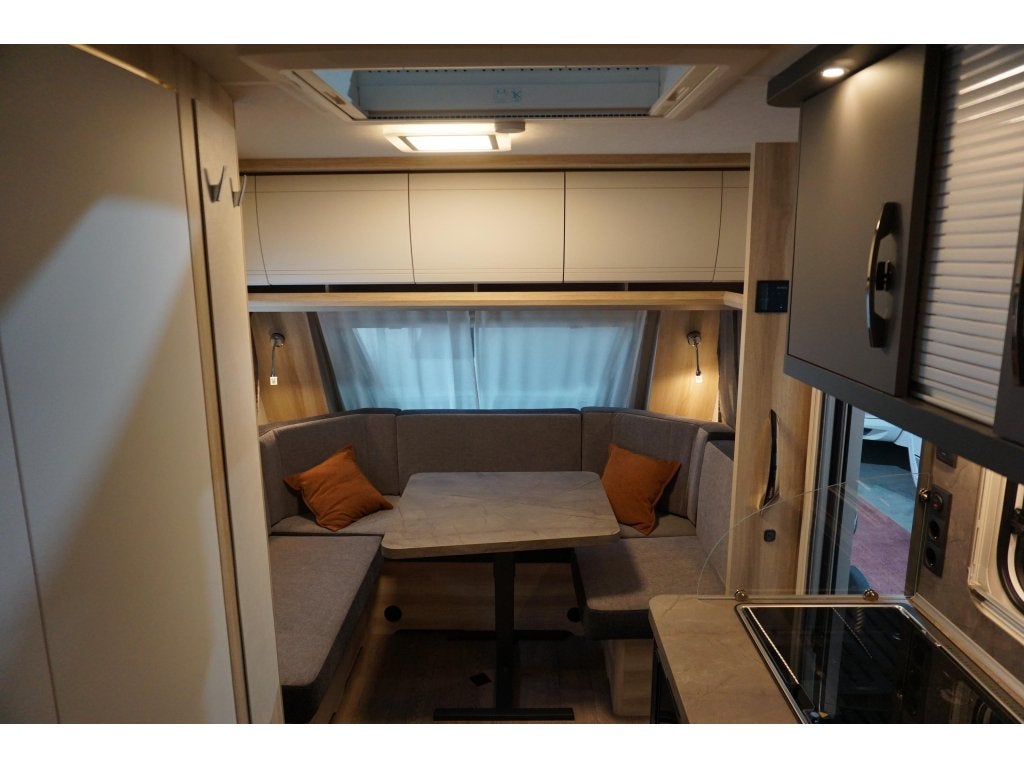 Hobby De Luxe 460 LU 2 bedden,As tot 1500kg, Schokbreker, Rondzit, Hobby, Bedrijf