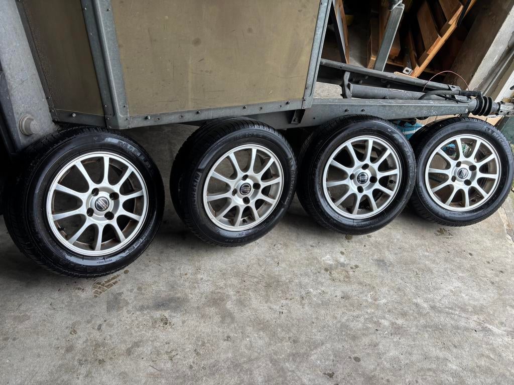 Volvo v40 banden 195/60 R15, Auto-onderdelen, Ophalen, 15 inch, Band(en), 195 mm