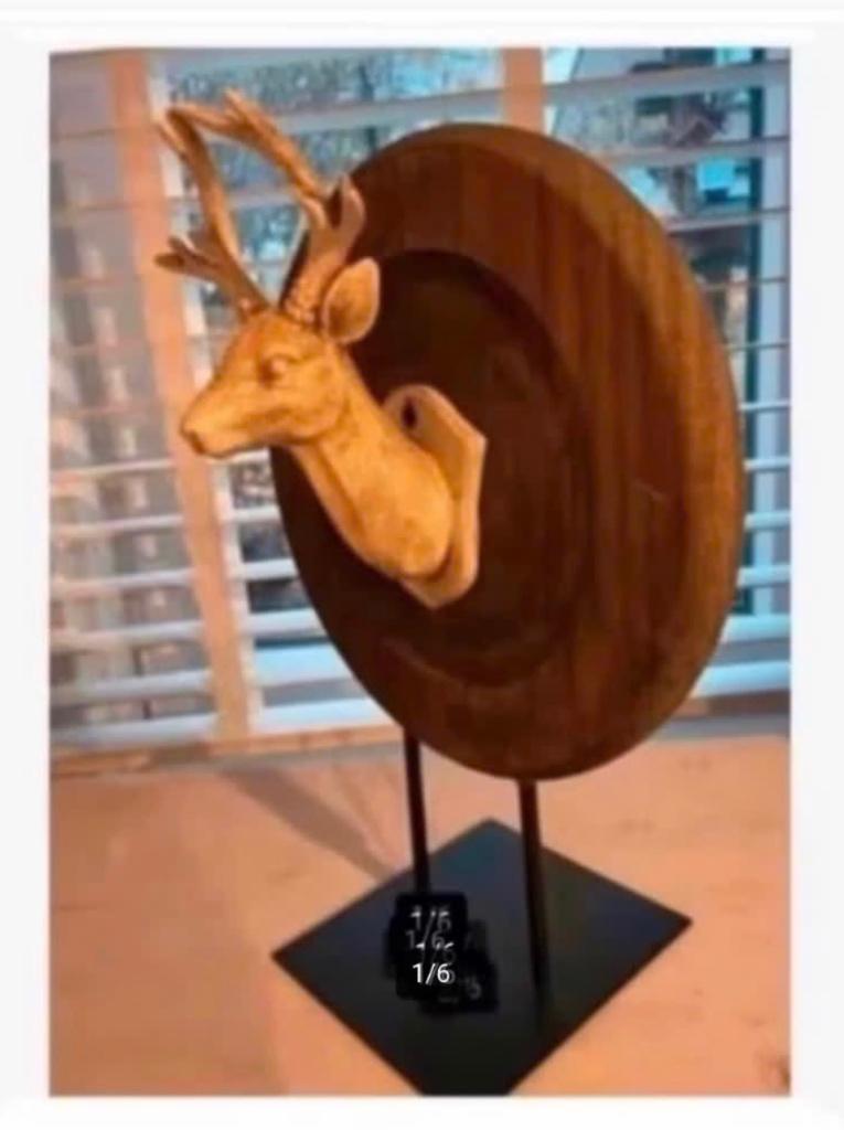 Hert op metalen voet, Polyresin, metaal, hout, Antiek en Kunst, Ophalen of Verzenden