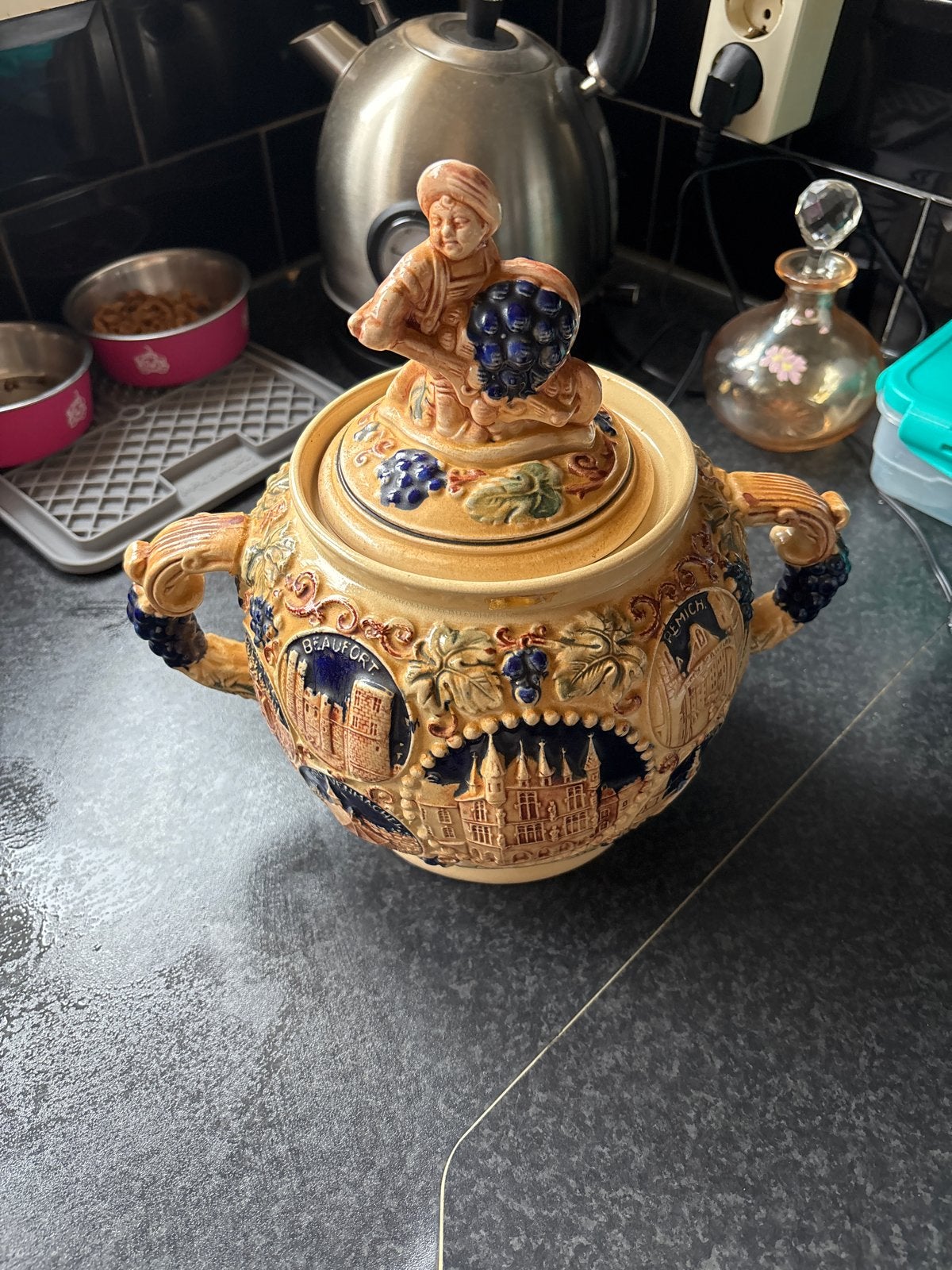Vintage Aardewerk Pot met Druiven en Man Figuur, Antiek en Kunst, Ophalen of Verzenden