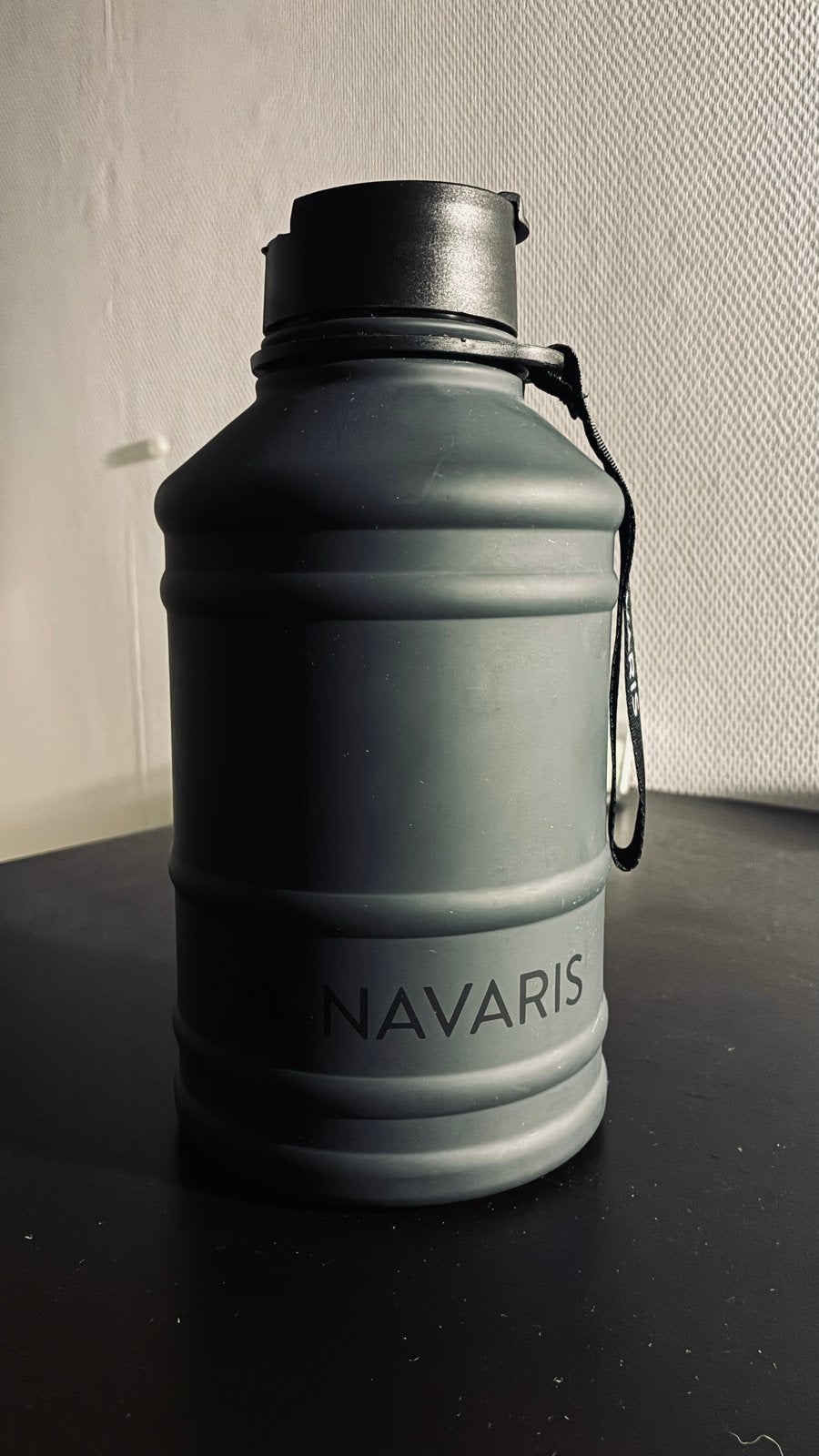 Navaris Waterfles - Zwart - 2,2 Liter, Ophalen of Verzenden, Zo goed als nieuw